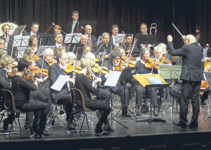 2017(April): Das Orchester Osnabrücker Musikfreunde spielte am Samstag im Diepholzer Theater.