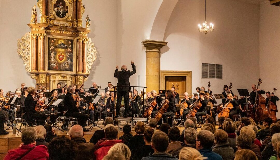 Musikfreunde in Hochform: Osnabrücker Orchester spielt elegisch bis furios